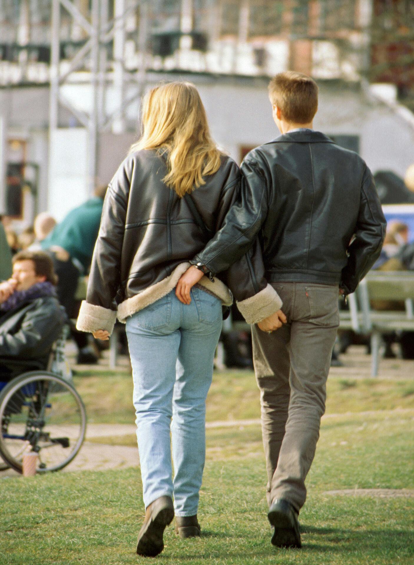 Kærestepar på Bakken. Kvinde tager mand på røven. 
