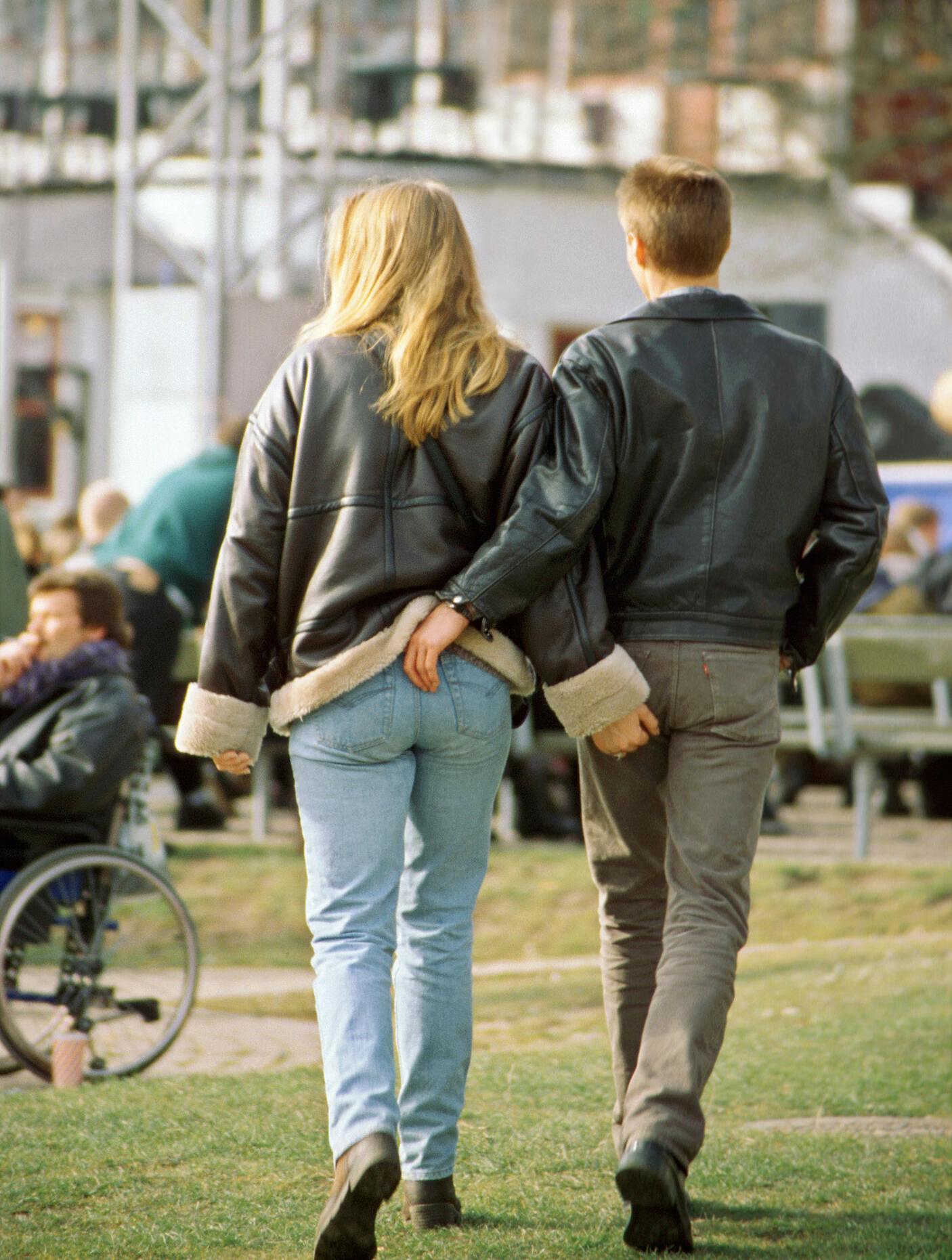 Kærestepar på Bakken. Kvinde tager mand på røven.