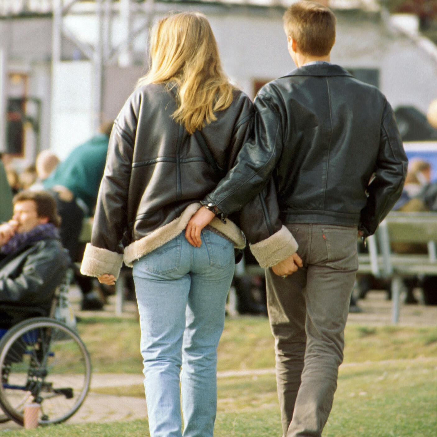 Kærestepar på Bakken. Kvinde tager mand på røven.