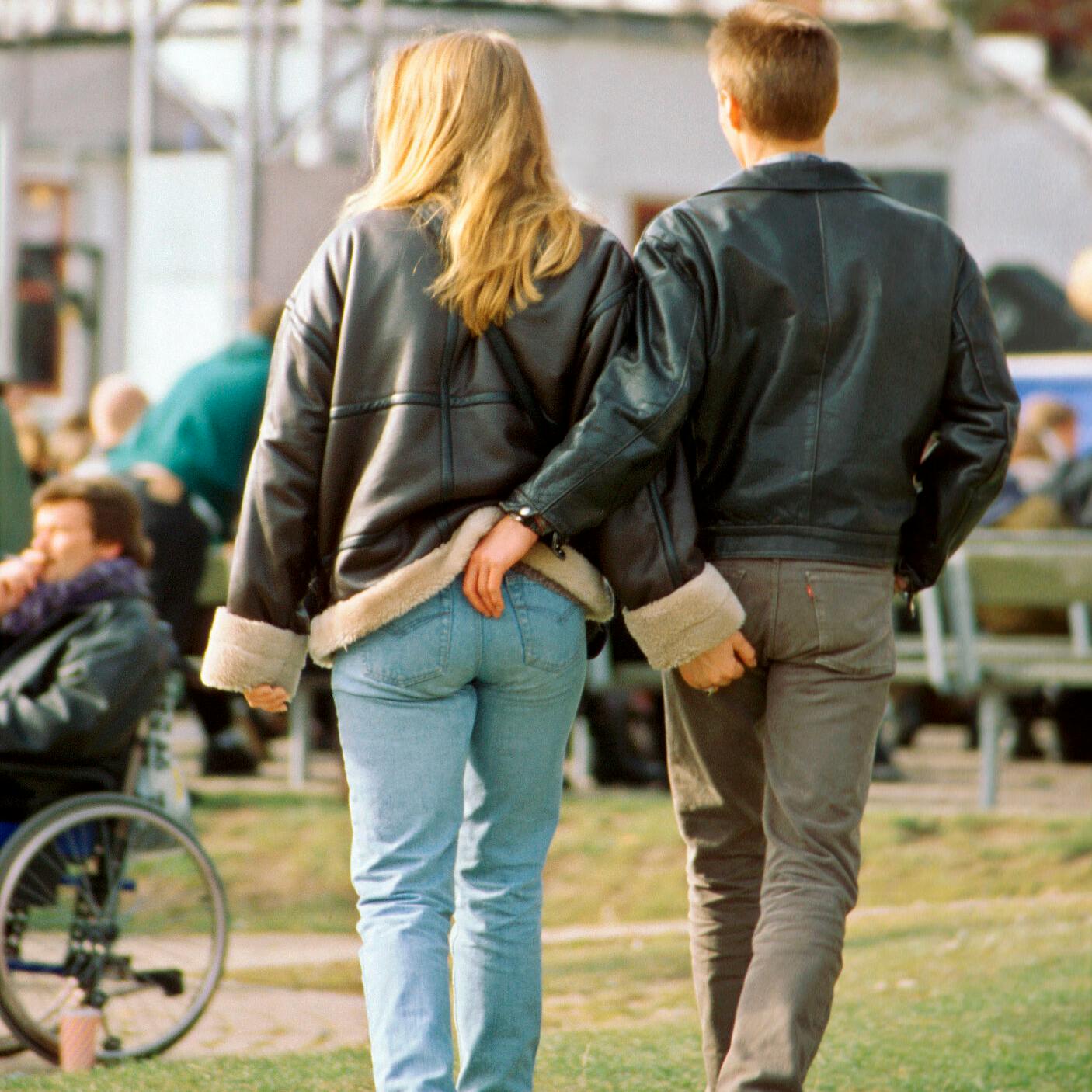 Kærestepar på Bakken. Kvinde tager mand på røven.