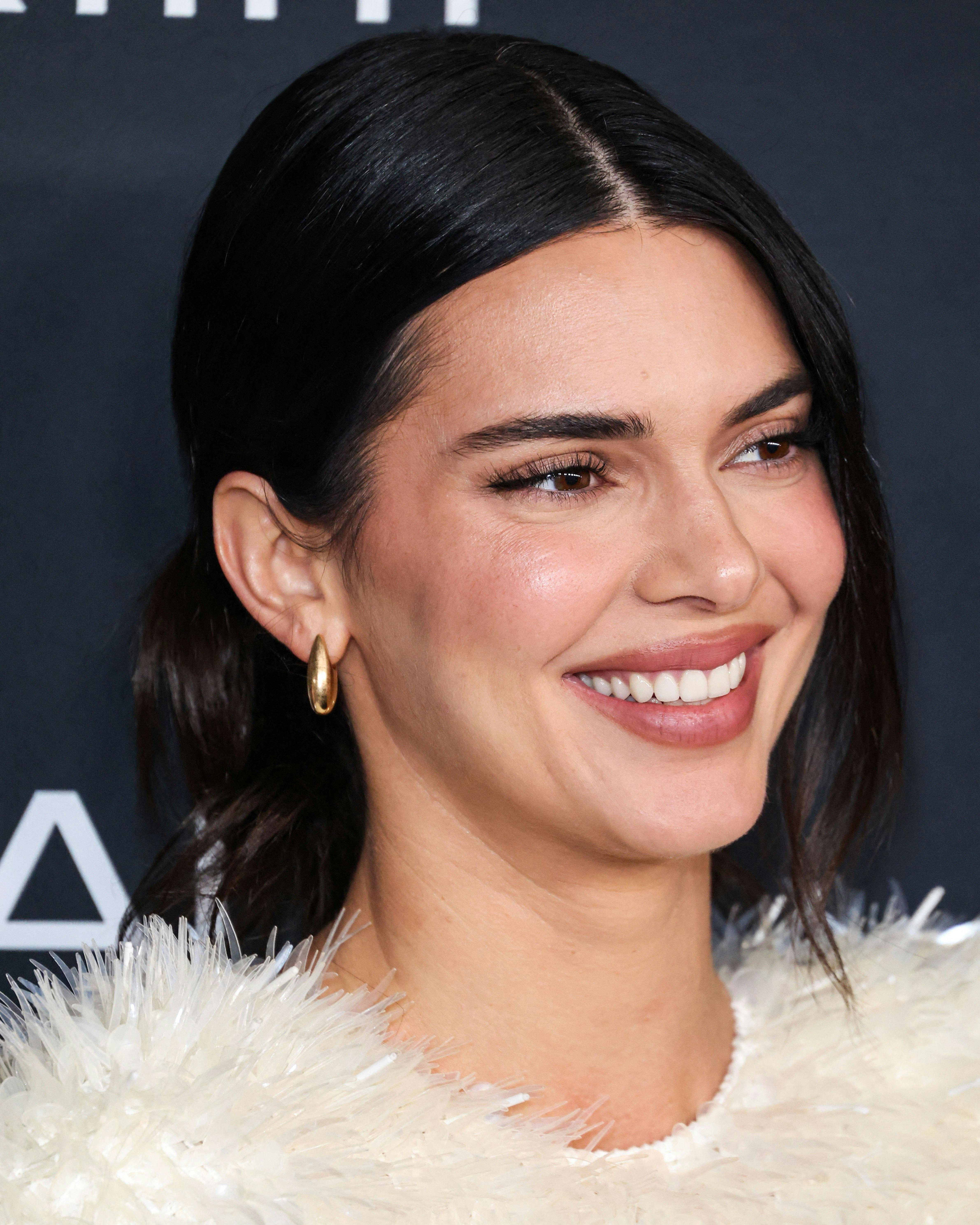 Kendall Jenner, straight brow 