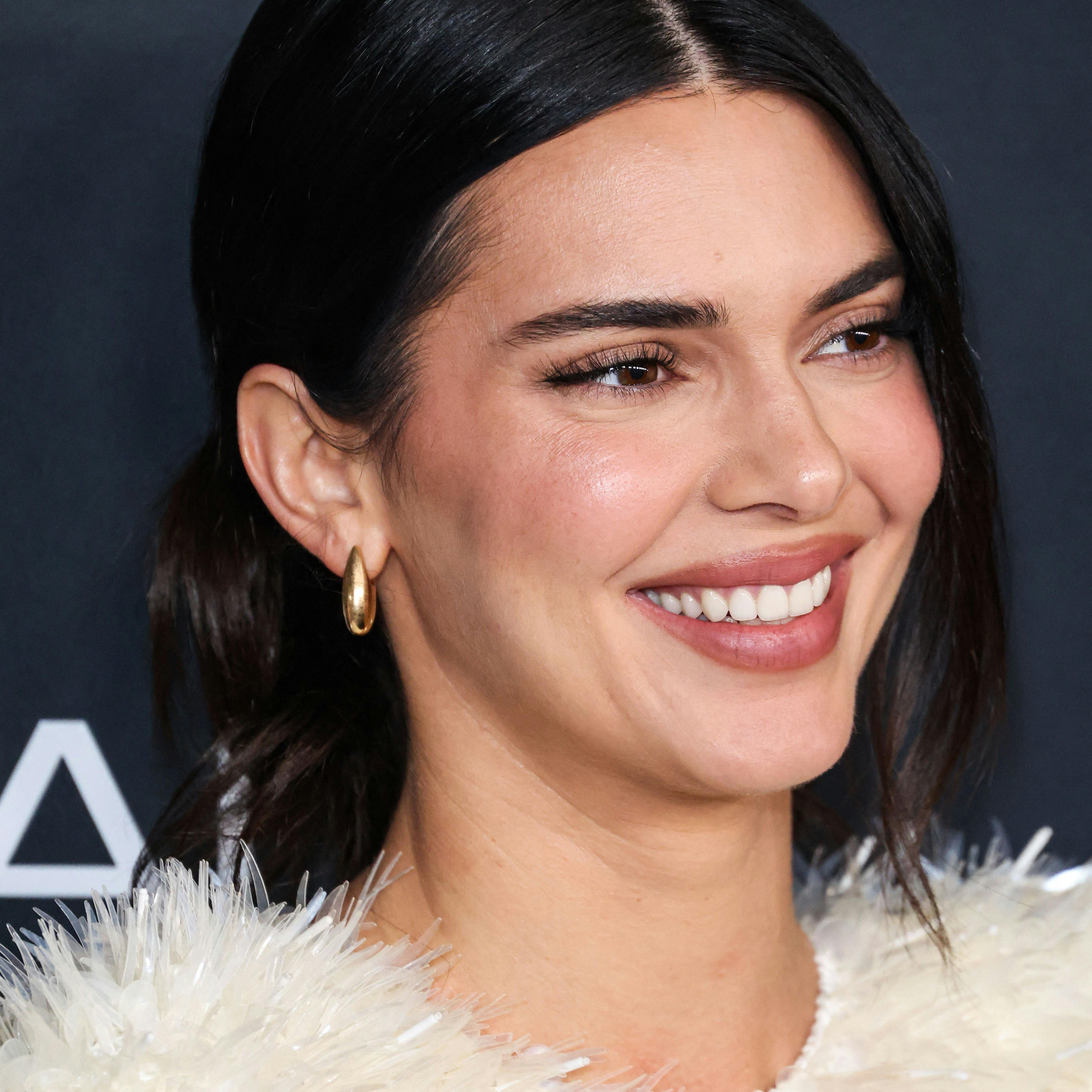Kendall Jenner, straight brow