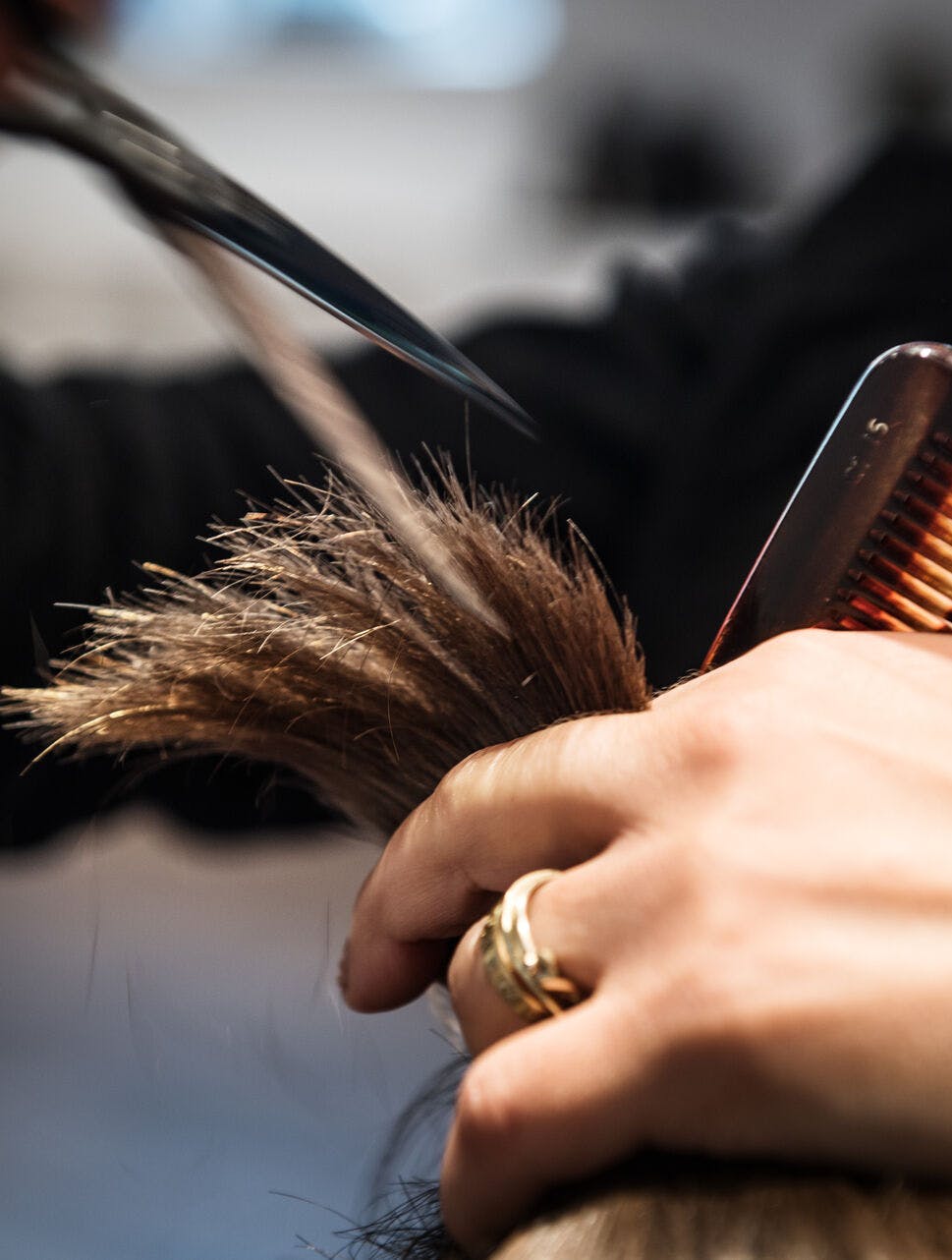 Få de bedste råd til pleje, styling og glans til gråt hår i videoen herunder. 