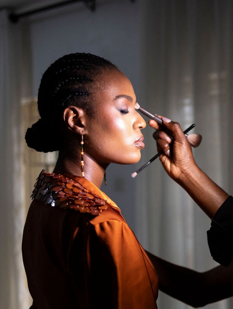 Få eksperternes tricks til fyldige, lange og veldefinerede vipper i videoen herunder.