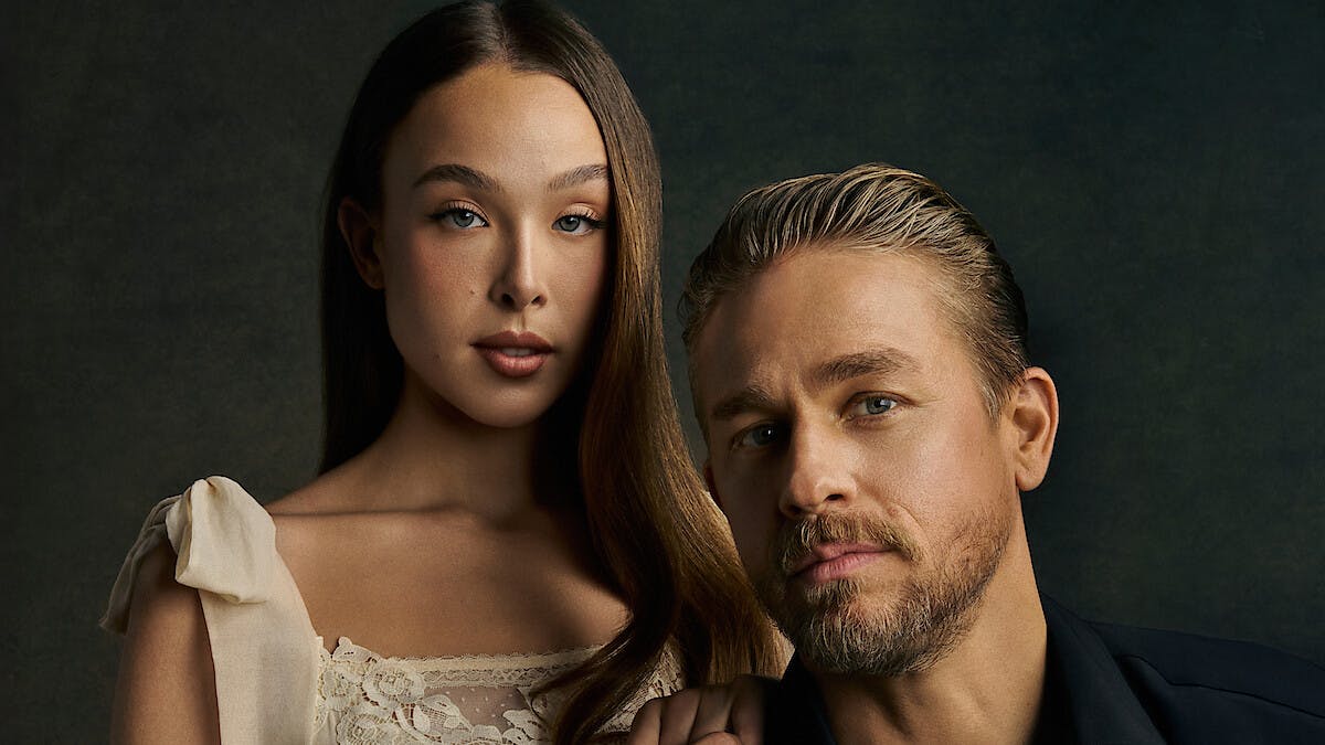 https://imgix.femina.dk/2026-01-22/elle-beaty-charlie-hunnam.jpg