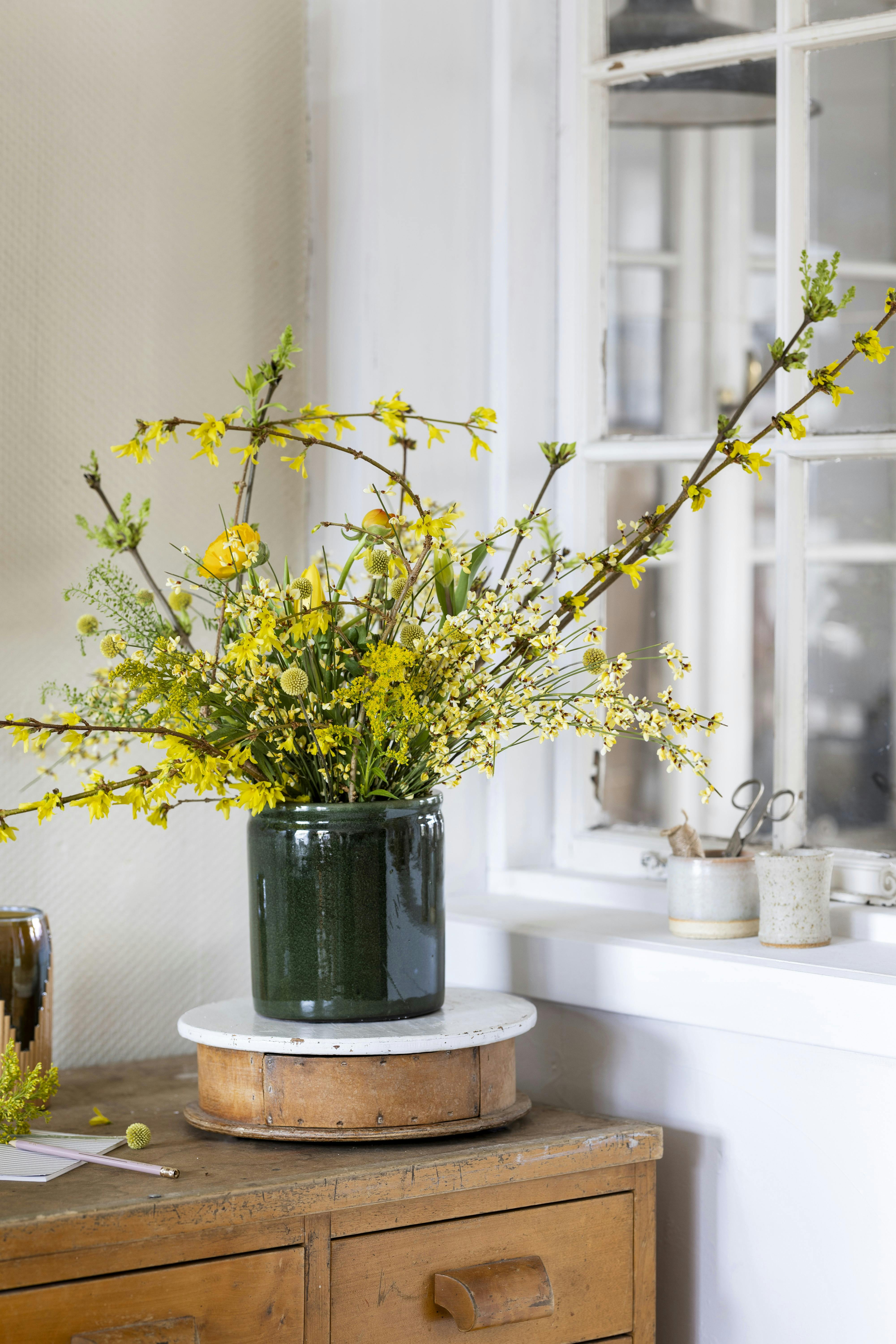 Forårsgrene i blomsterdekorationer