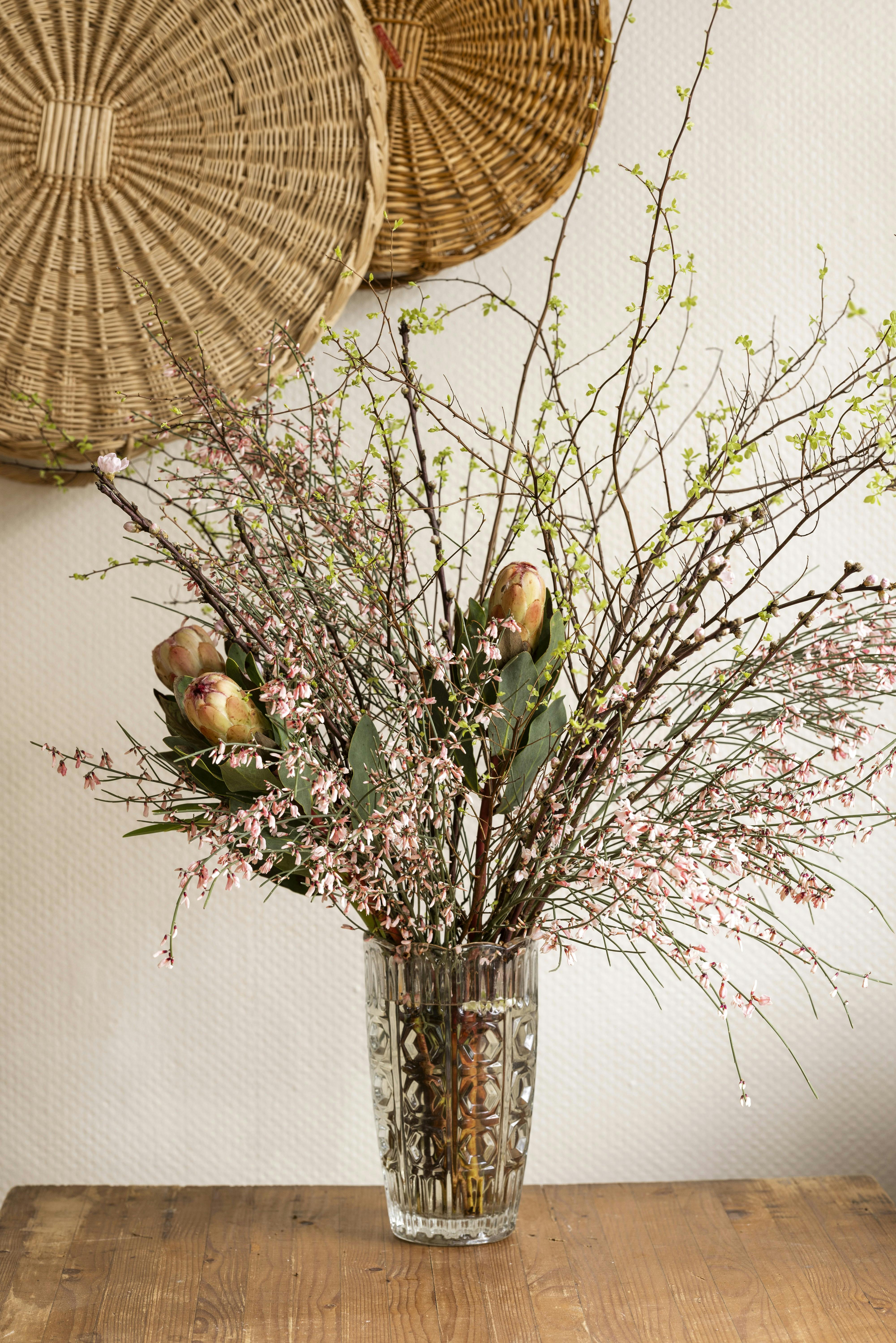 Forårsgrene i blomsterdekorationer