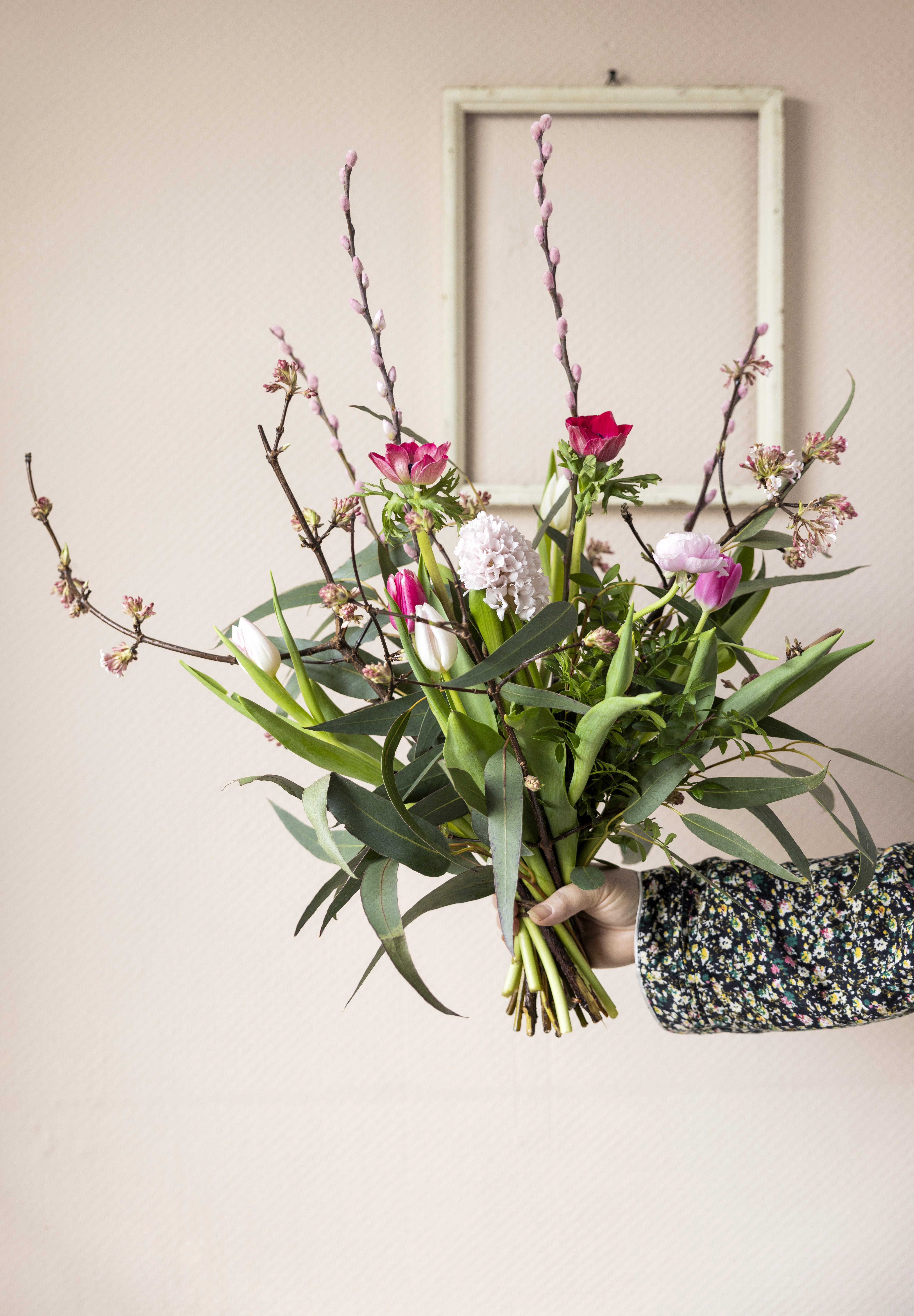 Forårsgrene i blomsterdekorationer