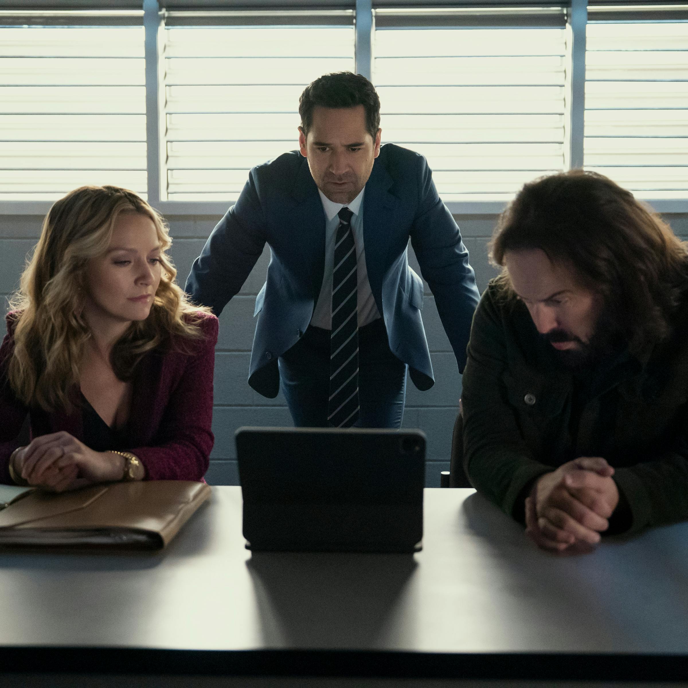The Lincoln Lawyer. (L to R) Becki Newton as Lorna Crane, Manuel Garcia-Rulfo as Mickey Haller, Angus Sampson as Denis "Cisco" Wojciechowski in episode 402 of The Lincoln Lawyer. Cr. Kim Alexis/Netflix © 2026
