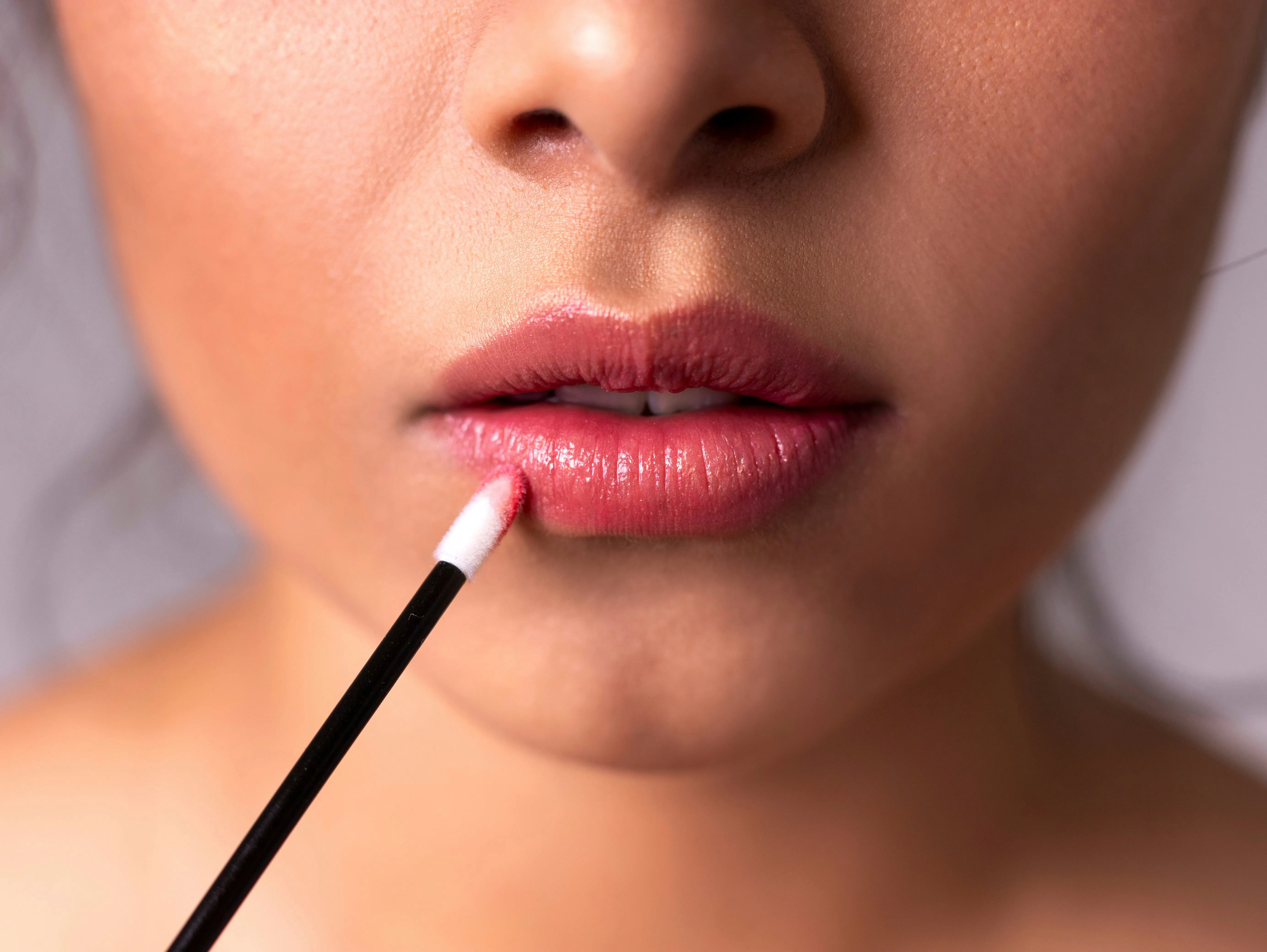 Vil du have fyldigere og glattere læber? Her er makeuptricksene, der ...