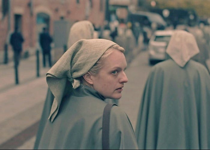 https://imgix.femina.dk/3-serier-du-skal-se-med-veninderne-handmaids.jpg