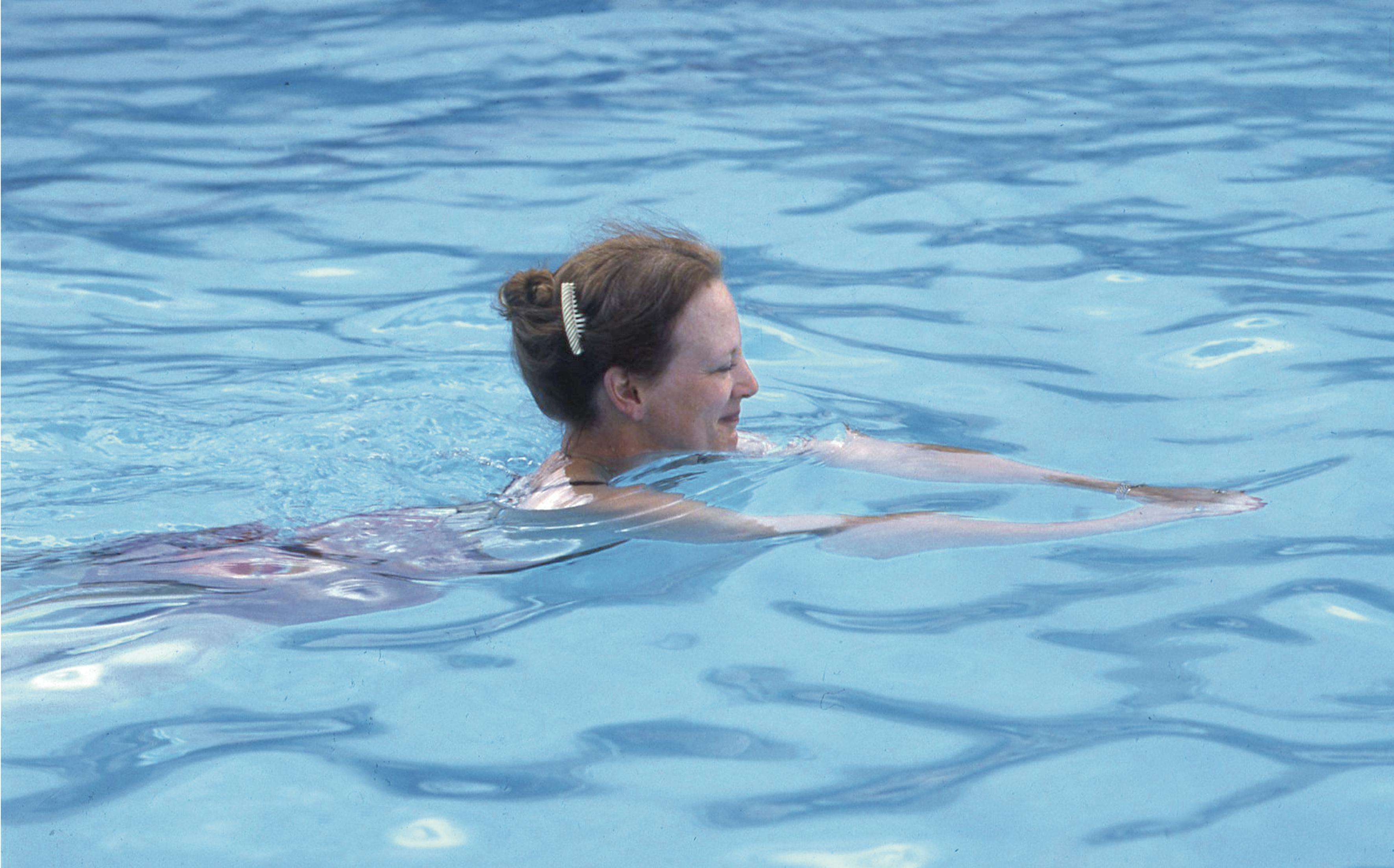 Dronning Margrethe svømmer en tur i poolen