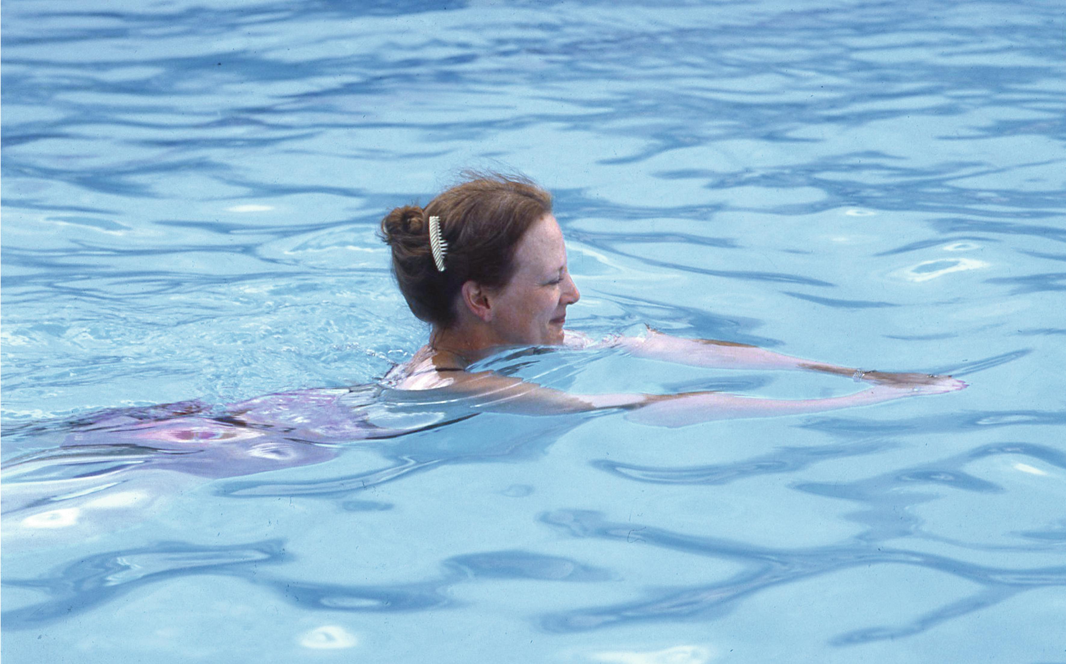 Dronning Margrethe svømmer en tur i poolen