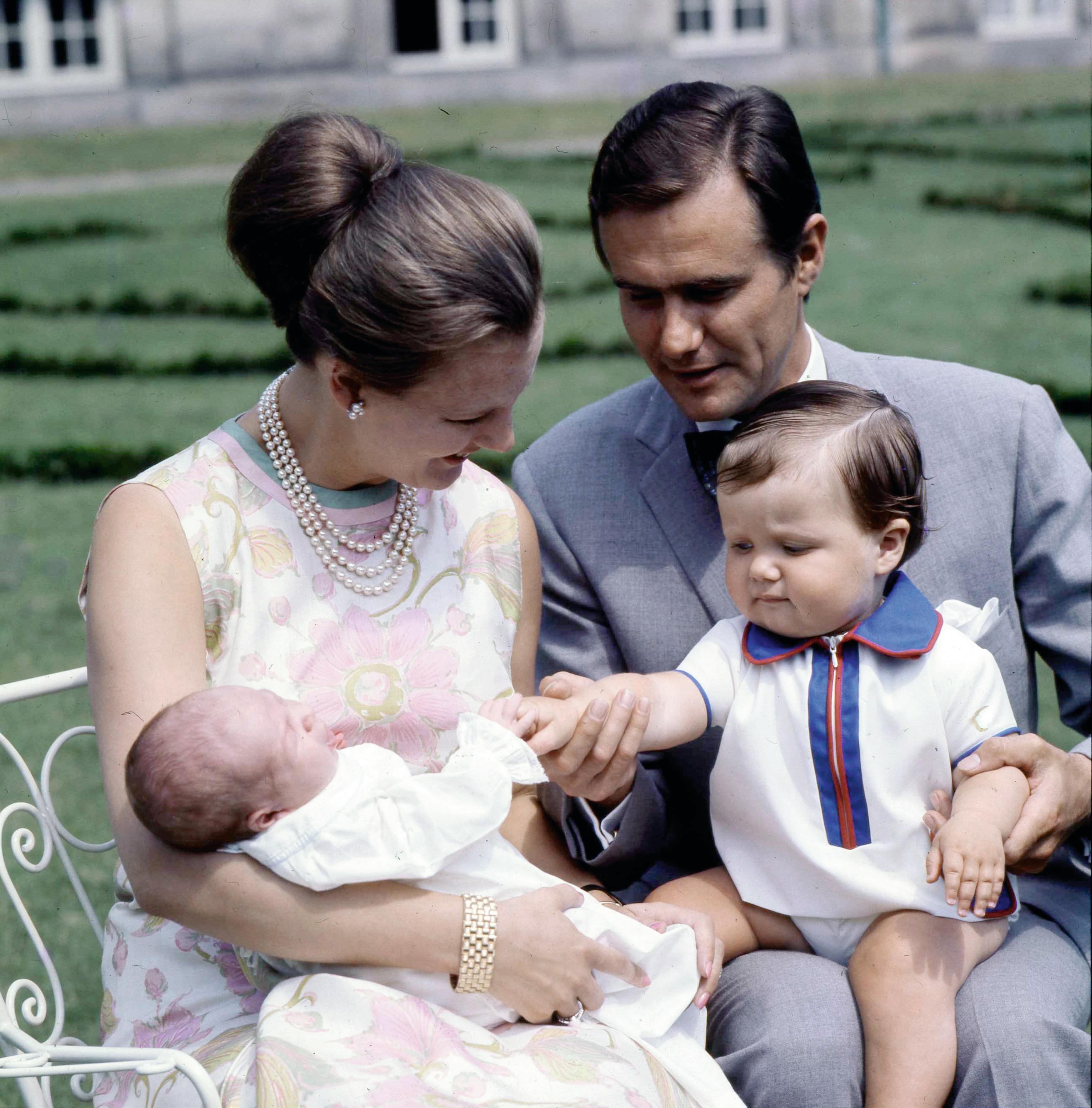 Se nyfødte Prins Joachim med Margrethe, Henrik og Frederik