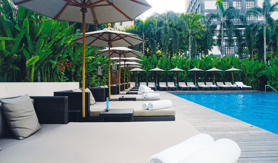 https://imgix.femina.dk/bangkok-hotel-med-pool.jpg