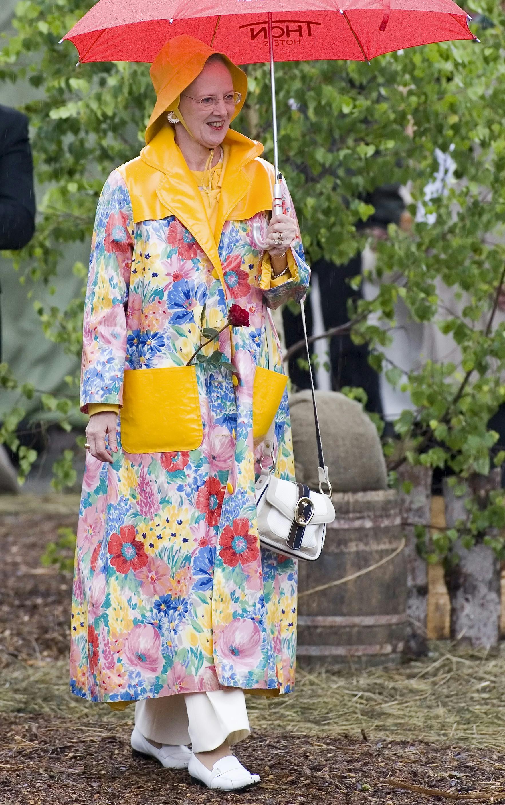 Dronning Margrethe i regnjakken over dem alle. Ikonisk.