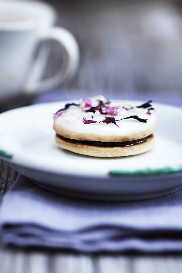 Denne opskrift på sprøde og cremede brombærsnitter på marcipanbund er skøn
