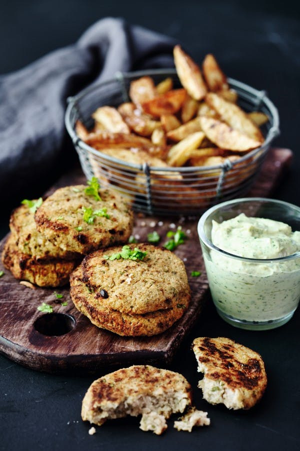 Vegetariske blomkålsbøffer med ovnkartofler og avocado-mayo