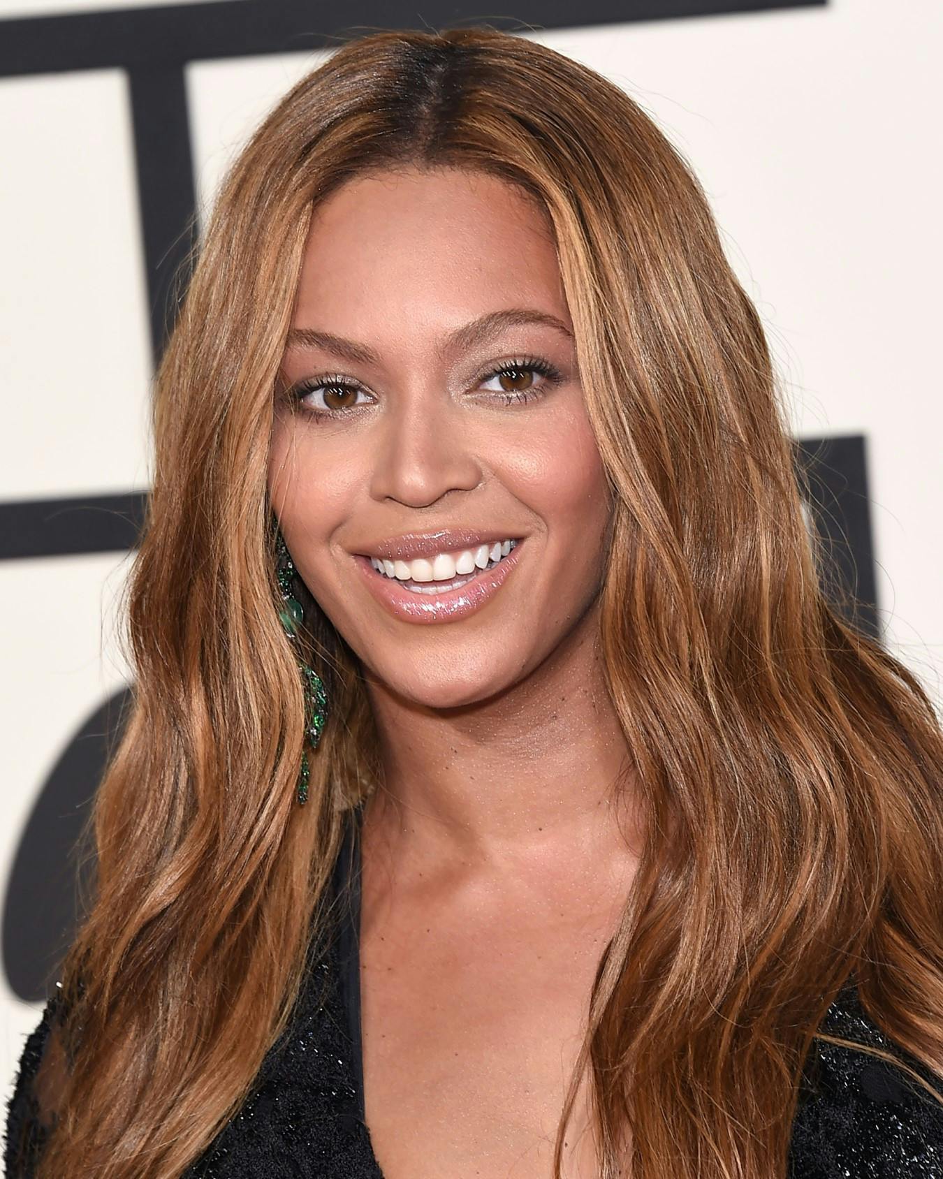Skab Beyoncés elegante bølger i håret med et bølgejern