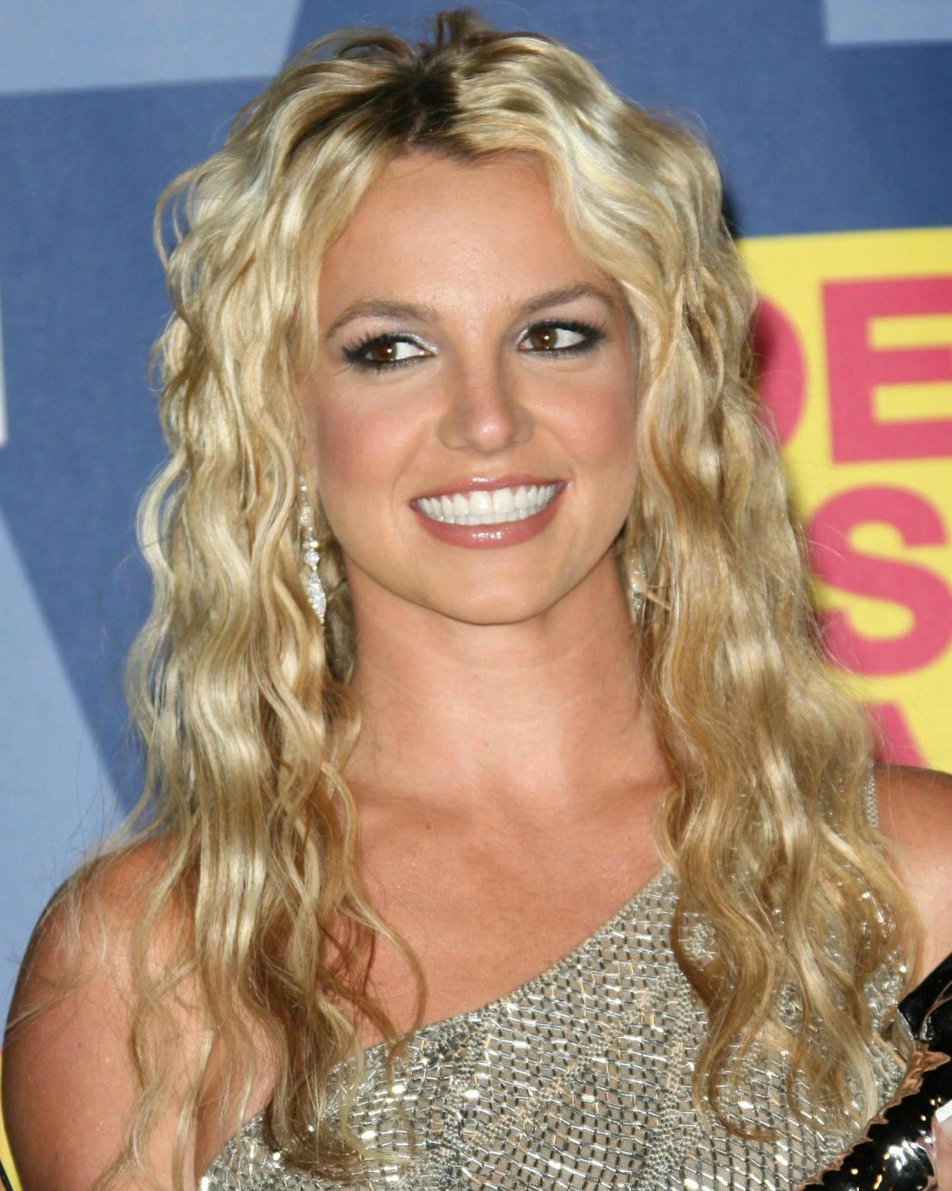 Få Britney Spears' fantastiske 00'er-bølger i håret med et bølgejern