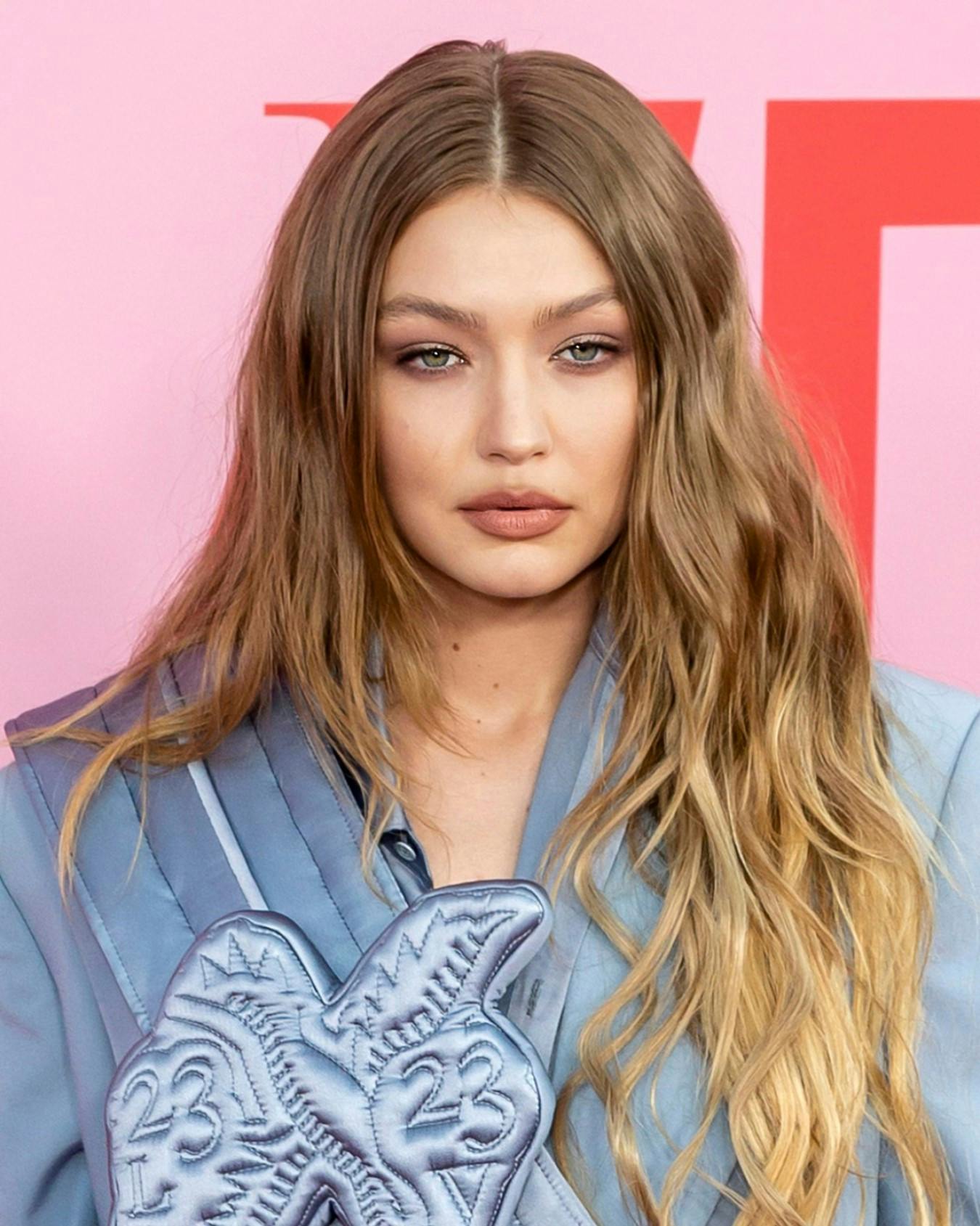 Få bølget hår som Gigi Hadid med et bølgejern 