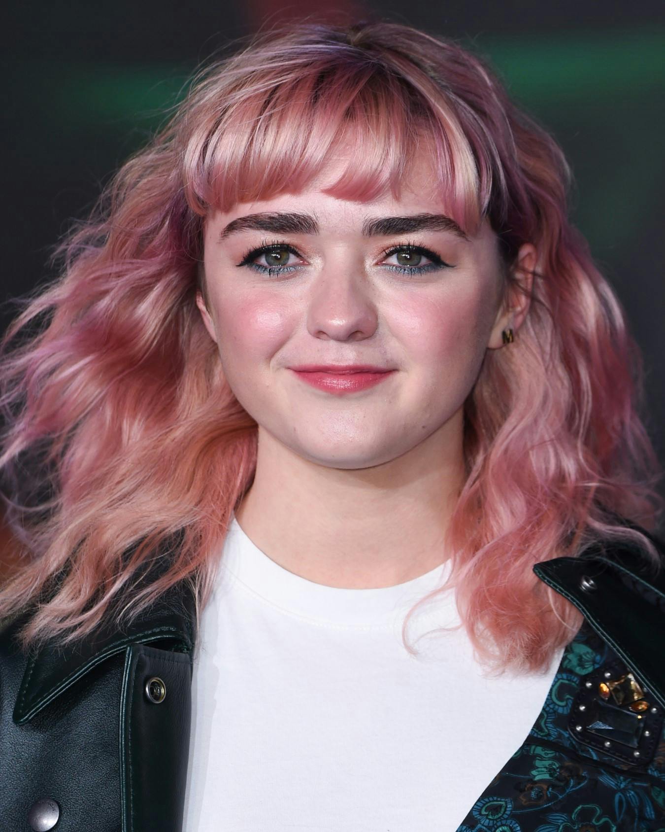 Lyserøde bølger i håret som Maisie Williams er smukke, og du kan selv lave dem med et bølgejern