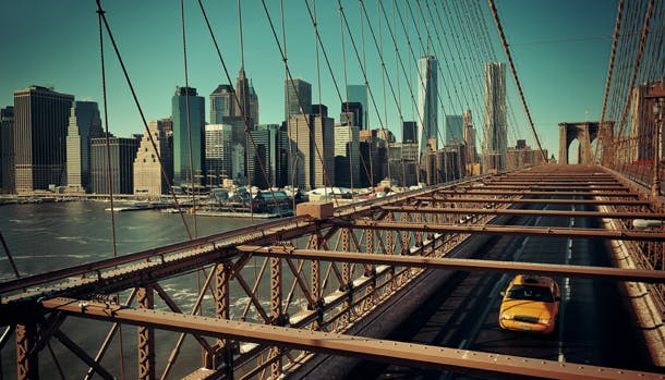 Brooklyn Bridge forbinder bydelene Manhattan og Brooklyn i New York, USA.