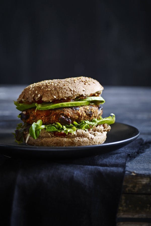 Vegansk mexicansk burger med grøntsagsbøf