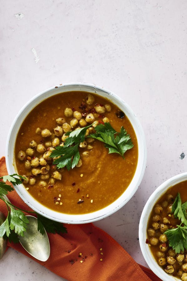 Lækker butternutsquashsuppe med stegte kikærter til kolde efterårsaftener