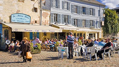 Normandiet er charmerende, smukt og autentisk. Her café i Honfleur.