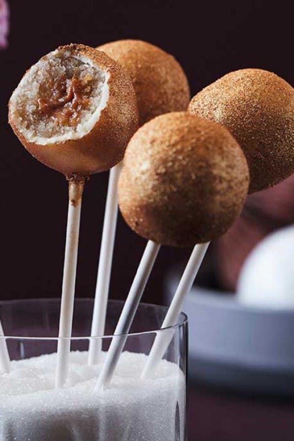 Lækre cakepops med smeltet hvid chokolade, marcipan og saltkaramel