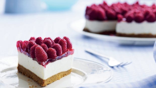 cheesecake med kiksebund og hindbær