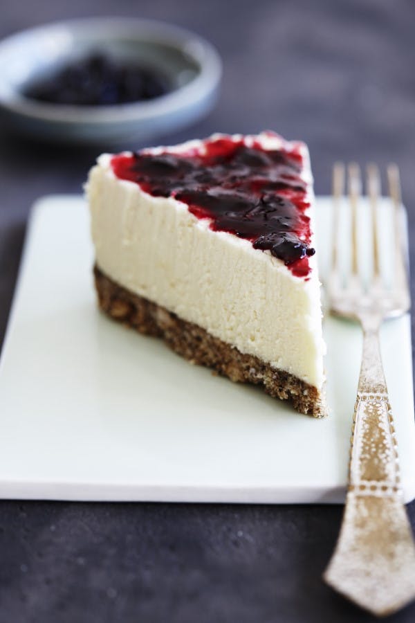 Cheesecake med lakrids, rabarber og jordbær