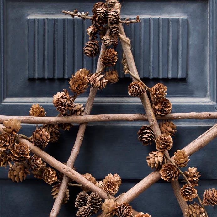 dørkrans med grene og kogler