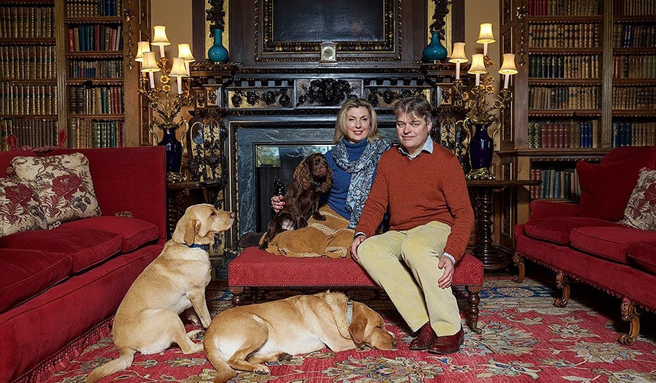 https://imgix.femina.dk/downton-abbey-2-lord-and-lady-carnavon-with-dogs-in-library.jpg