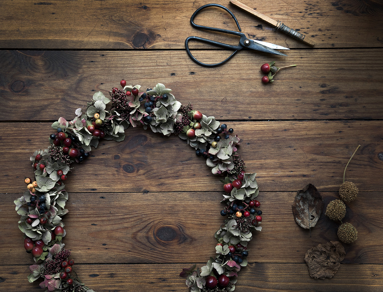 efterårskrans med hortensia og røde bær