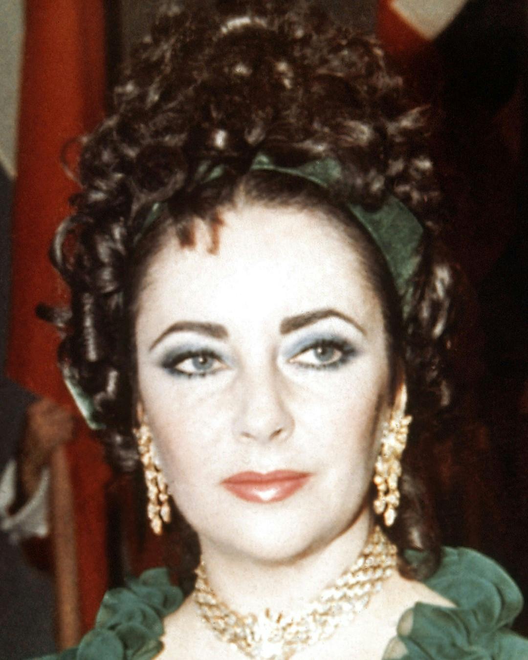 https://imgix.femina.dk/elizabeth_taylor_beskaaret.jpg