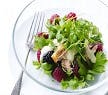 Salat med bær og varmrøget laks