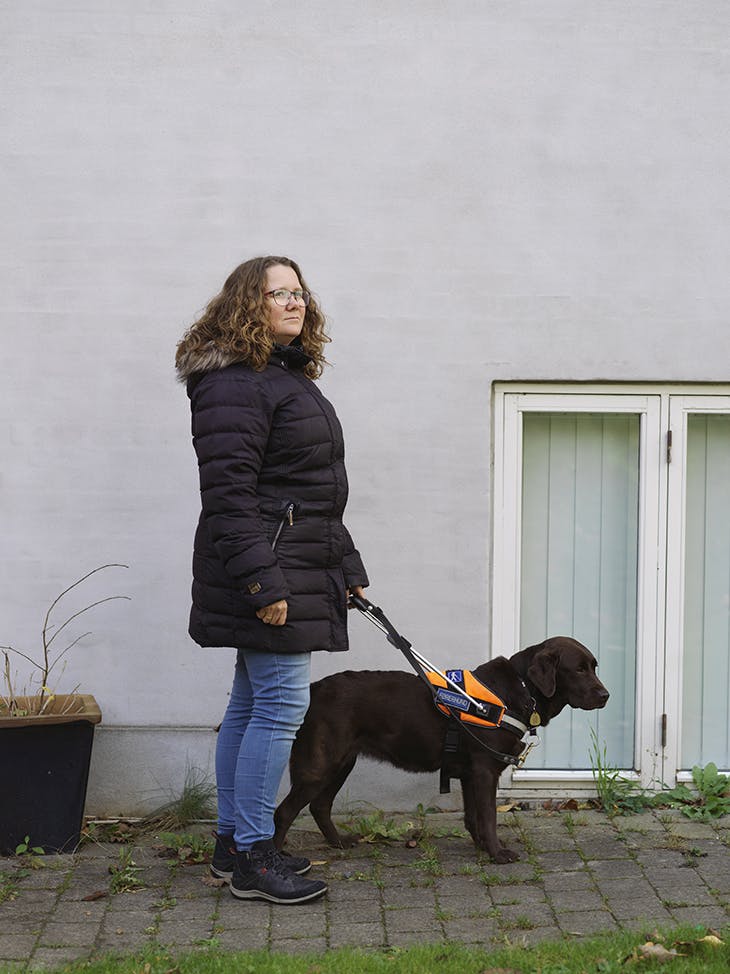 Henriette med førerhund