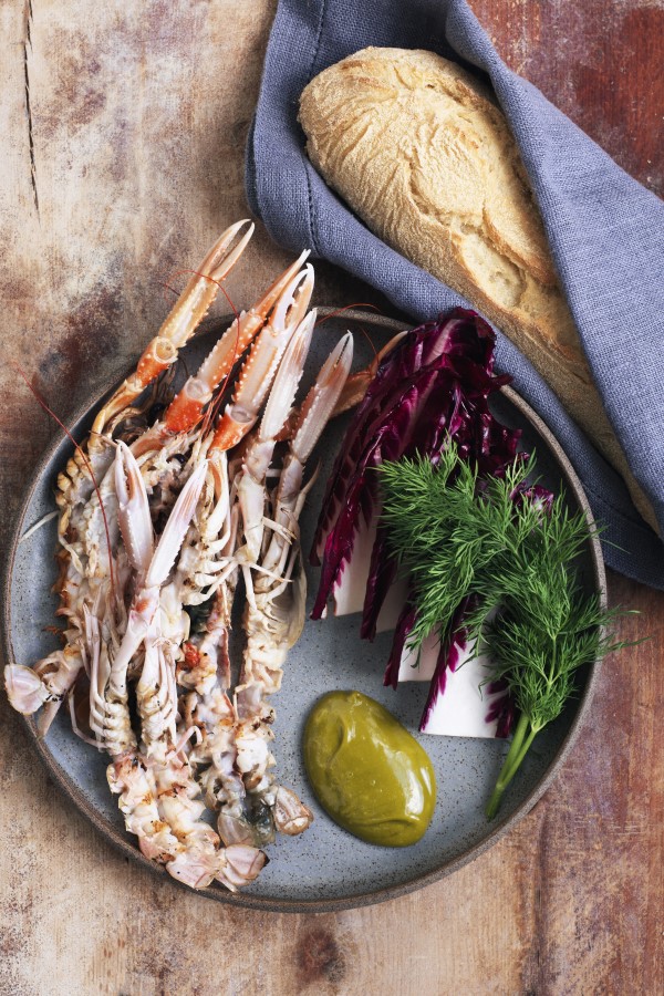 Nyd de grillede jomfruhummere med estragonmayo og et lækkert brød som i denne opskrift