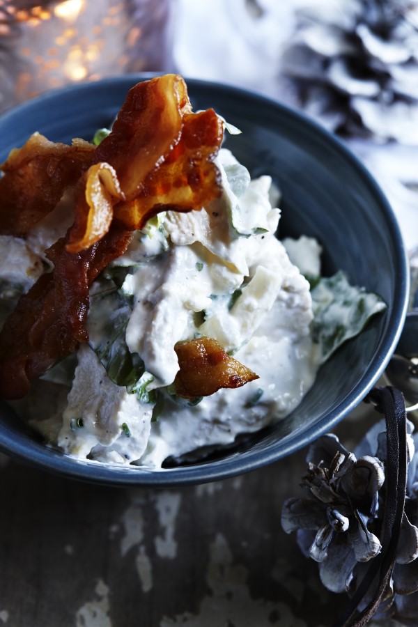 Prøv denne opskrift på hønsesalat med asparges og rygeostdressing 