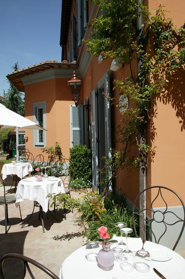 Midt i Umbriens bakkede landskaber, 500 meter over havets overflade, ligger den lille middelalderby, Città della Pieve. Her finder du det charmerende hotel Vannucci. En tidligere herskabsvilla, og ét af byens kun to hoteller!