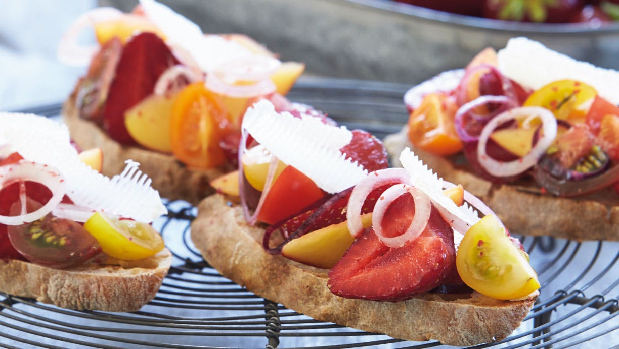 https://imgix.femina.dk/jordbaerbruschetta.jpg
