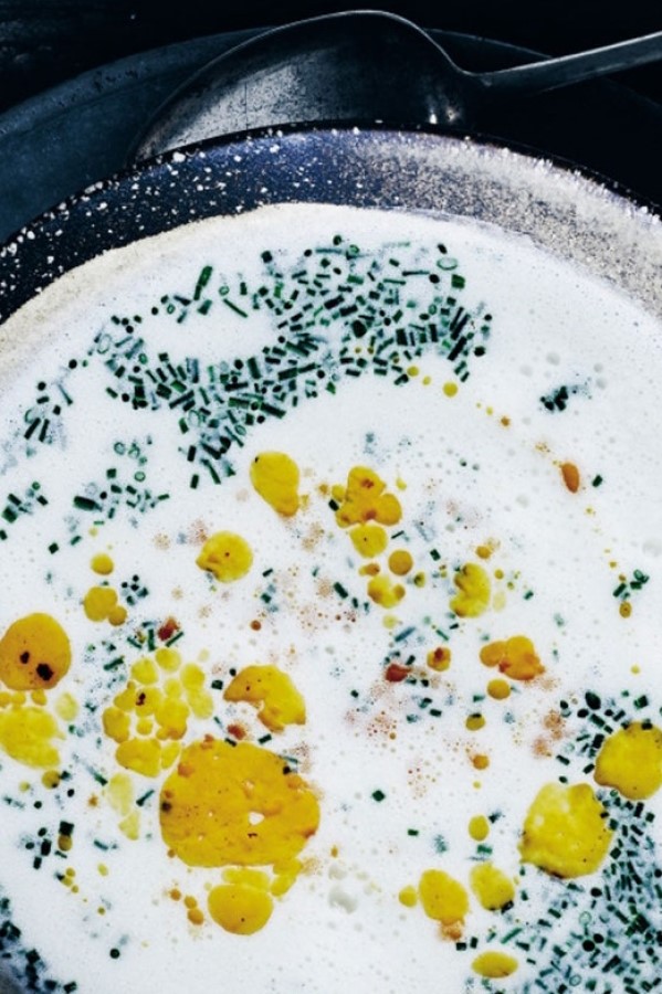 Skøn opskrift på Claus Meyers jordskokkesuppe med purløg og chorizo