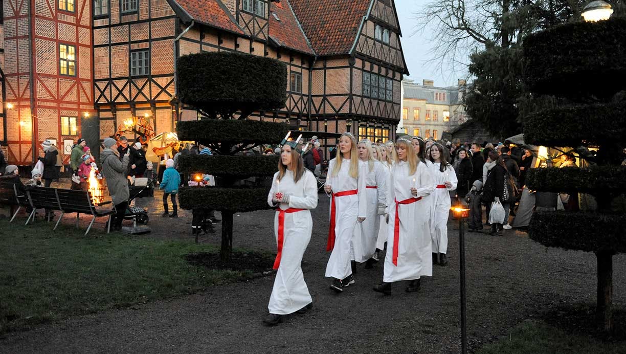 https://imgix.femina.dk/jul_i_lund_kulturen_luciaoptog.jpg