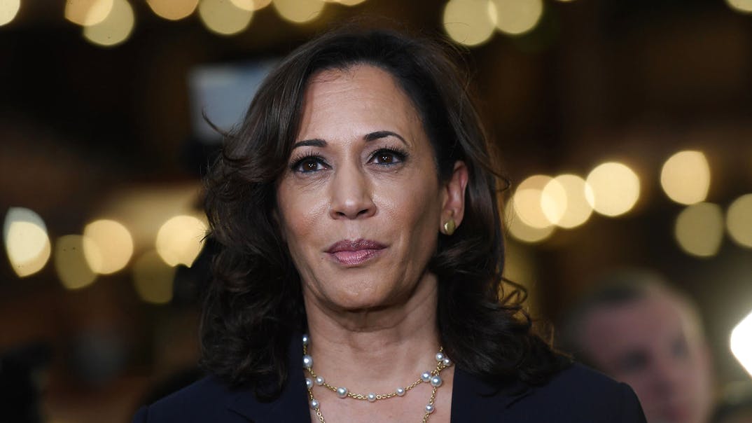 https://imgix.femina.dk/kamala_harris.png