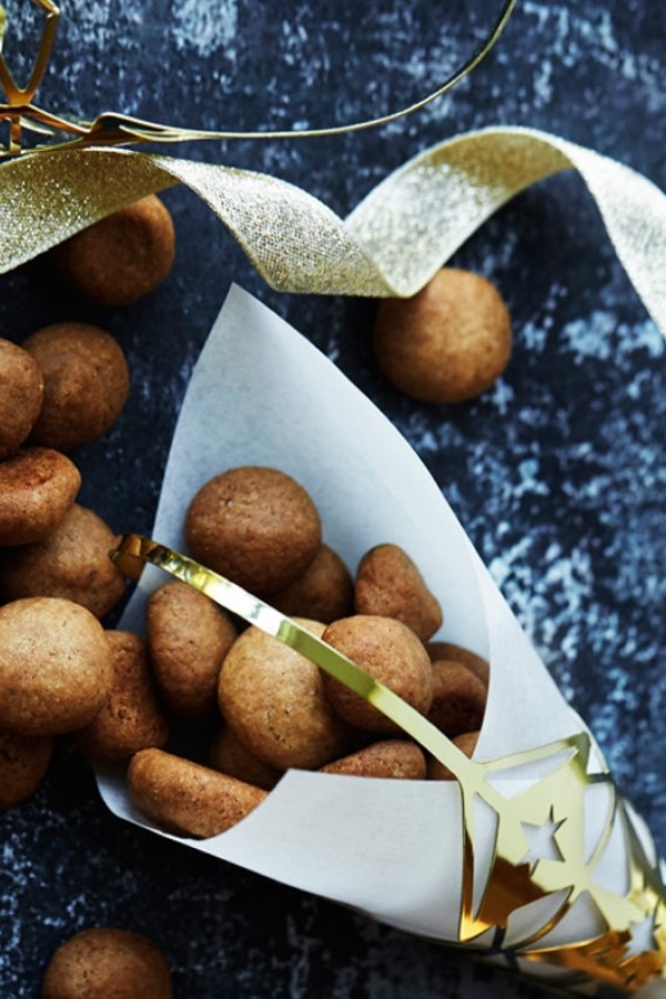 De klassiske sprøde pebernødder er den perfekte snack til kaffen efter en stor julemenu