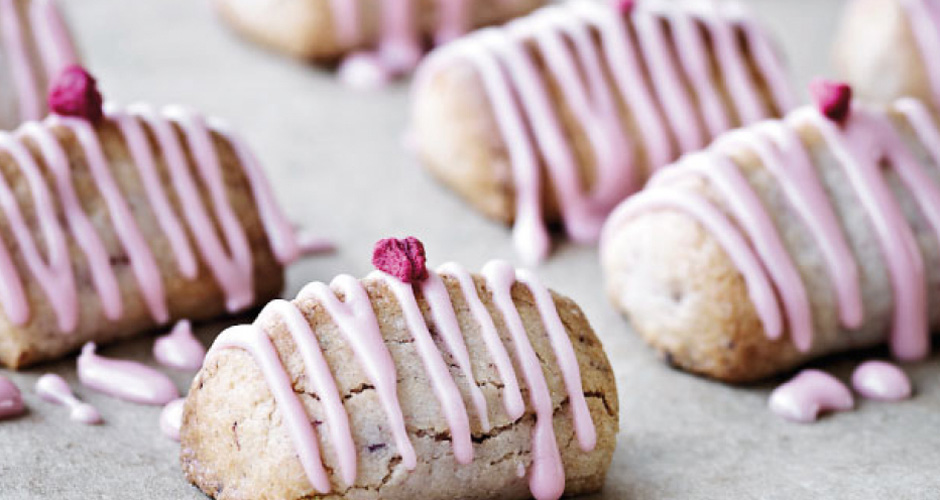 Små, lyserøde kransekager. 