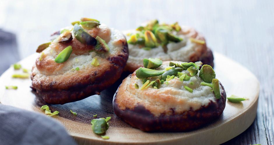 Kransekage på bund af chokolade.