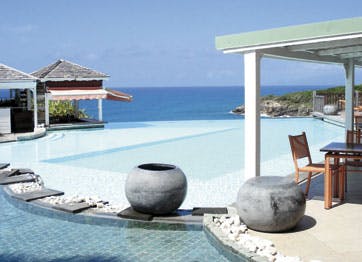 Swimmingpool med havudsigt